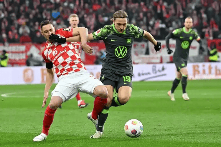 美因茨快速传球，以团队合作赢得一场较量